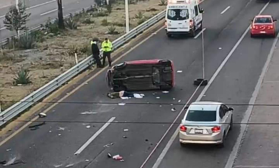 Muere hombre tras volcar su vehículo sobre la Vía Corta, en Ixtulco