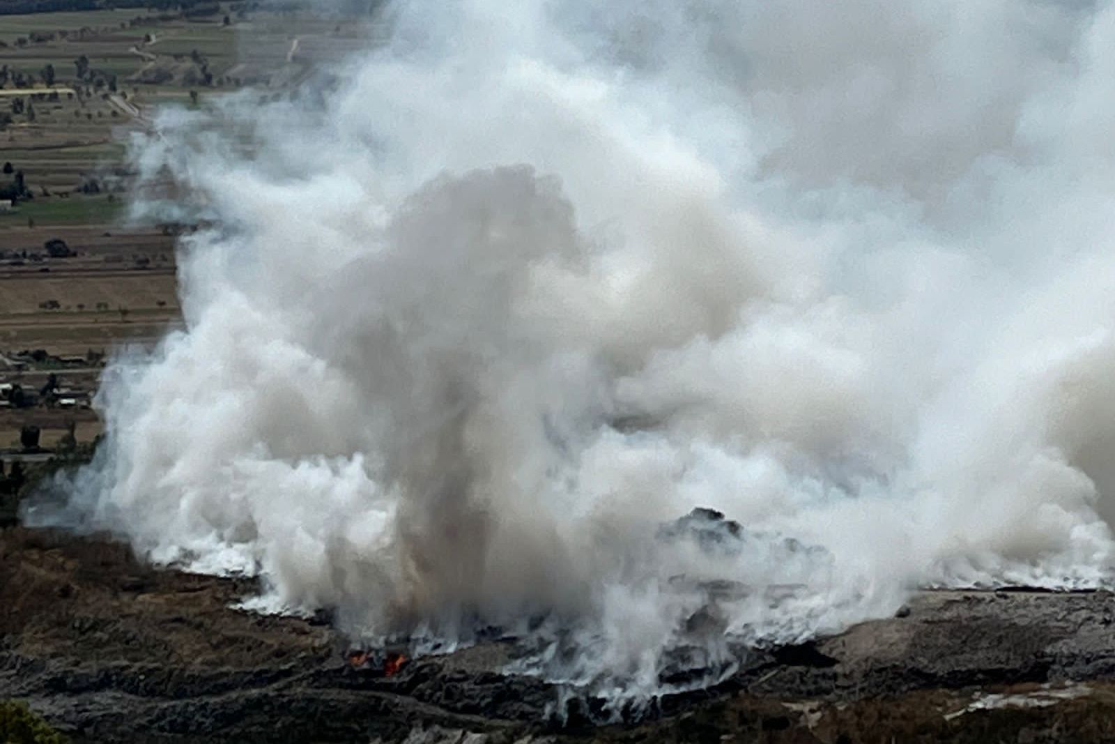 Suspenden clases en Panotla, Incendio en relleno sanitario imparable