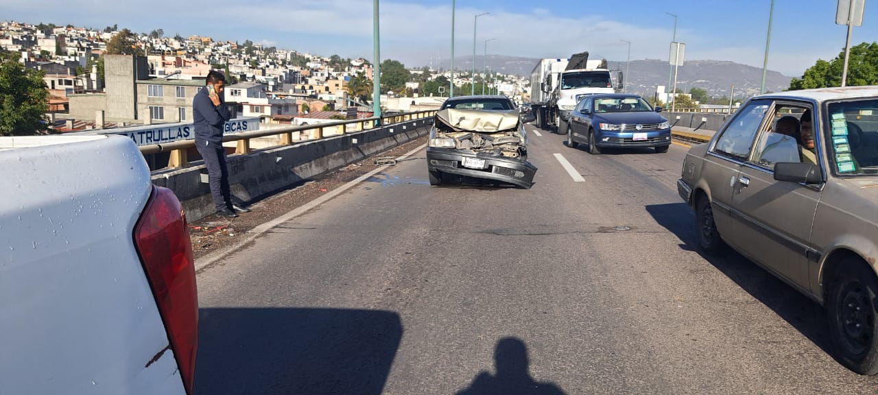 Carambola y accidente en la Vía Corta deja daños materiales y severo caos vial, en El Alto