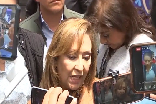 No paramos de trabajar, dice Lorena Cuéllar en reaparición ante medios