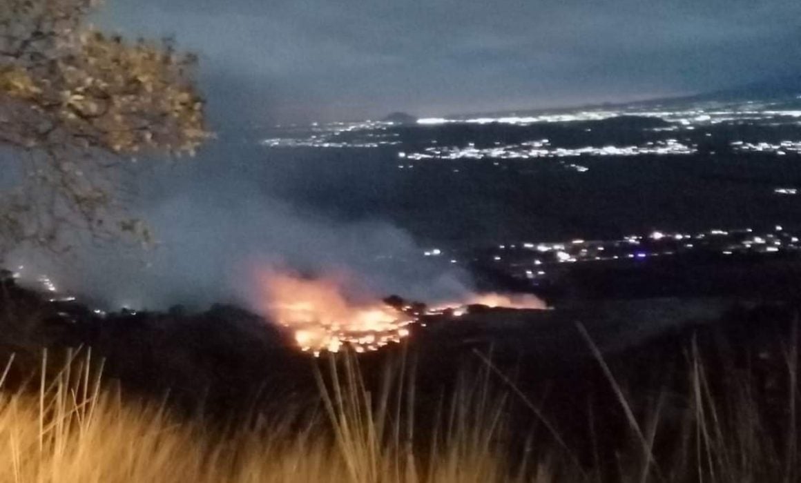 No pueden sofocar incendio en Panotla; sigue paro de clases
