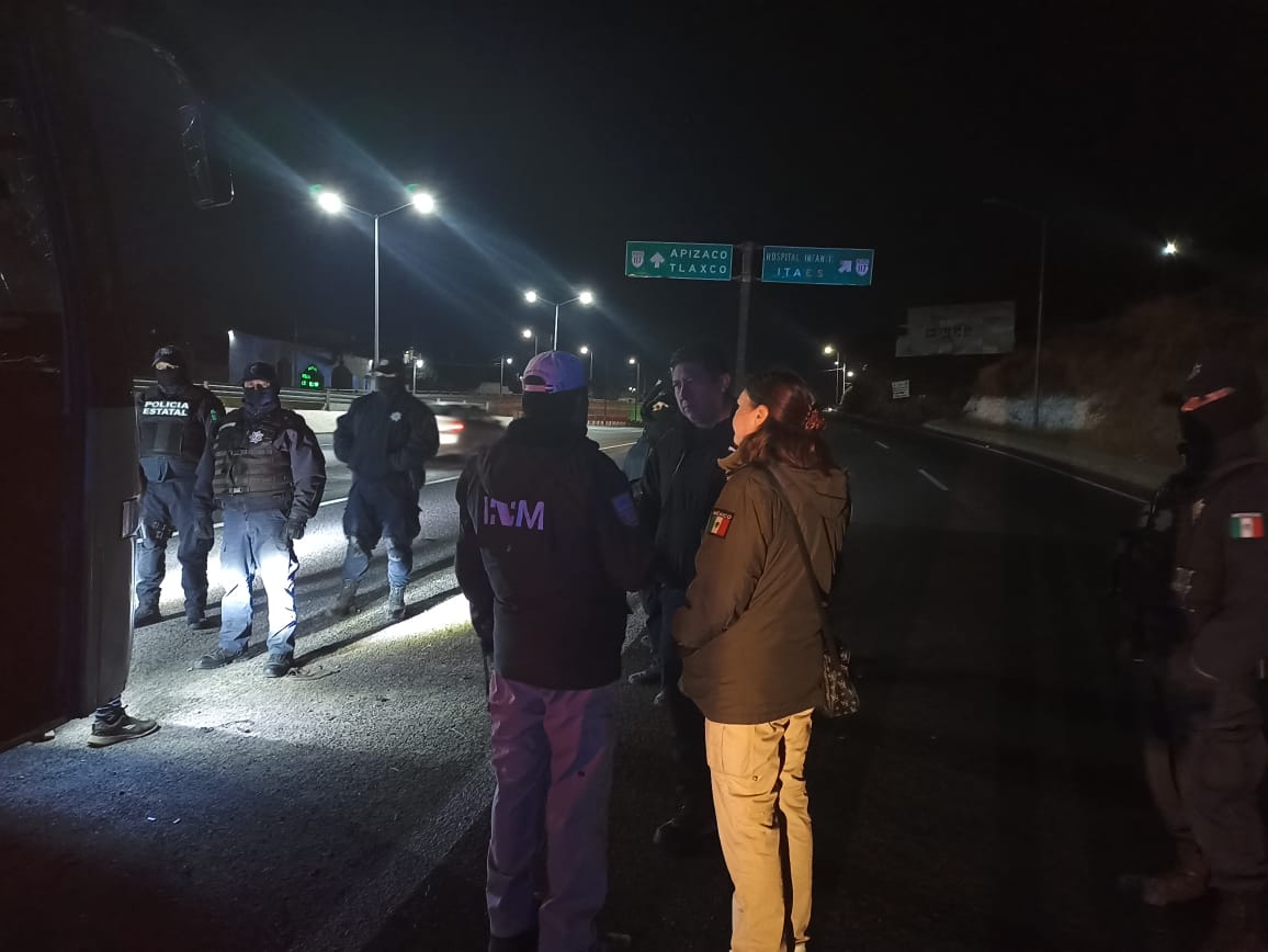 Frenan avance de 179 migrantes, en Apetatitlán; iban en un autobús
