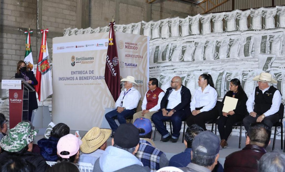 Encabeza Lorena Cuéllar entrega de fertilizante