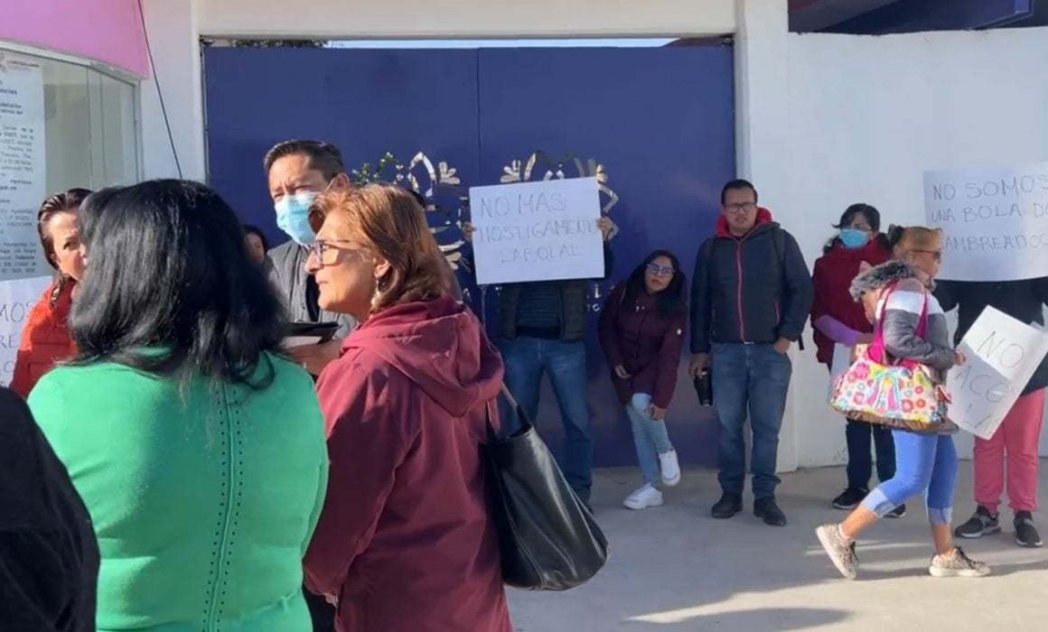 Toman docentes instalaciones del CAM 01, exigen destitución de directora
