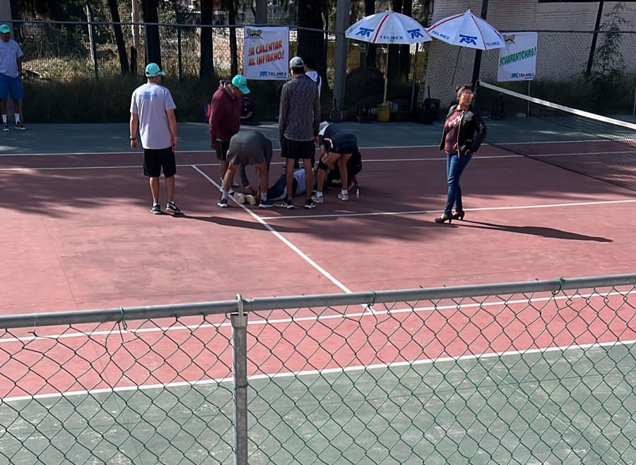 Muere hombre tras paro fulminante durante partido de tenis, en la Capital del Estado