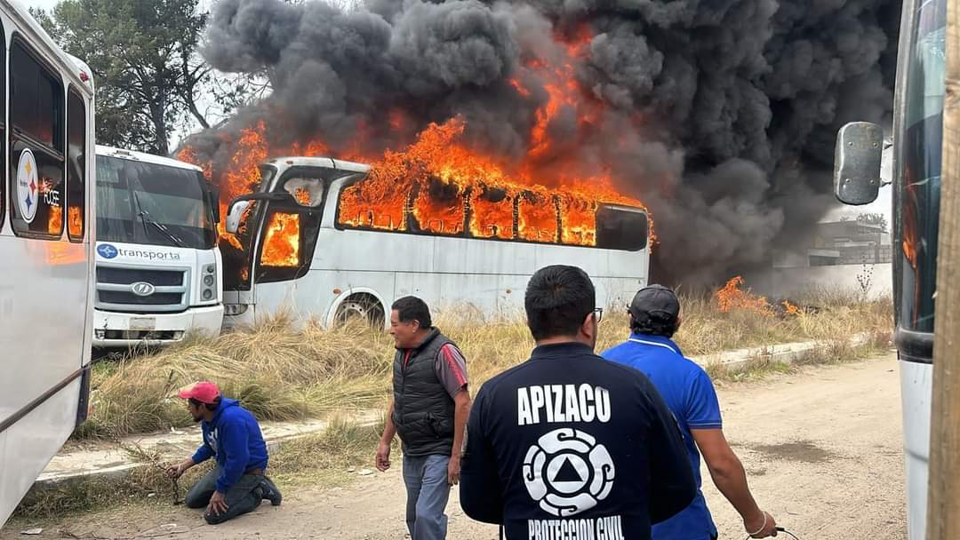 Fuerte incendio consume cinco autobuses en Apizaco