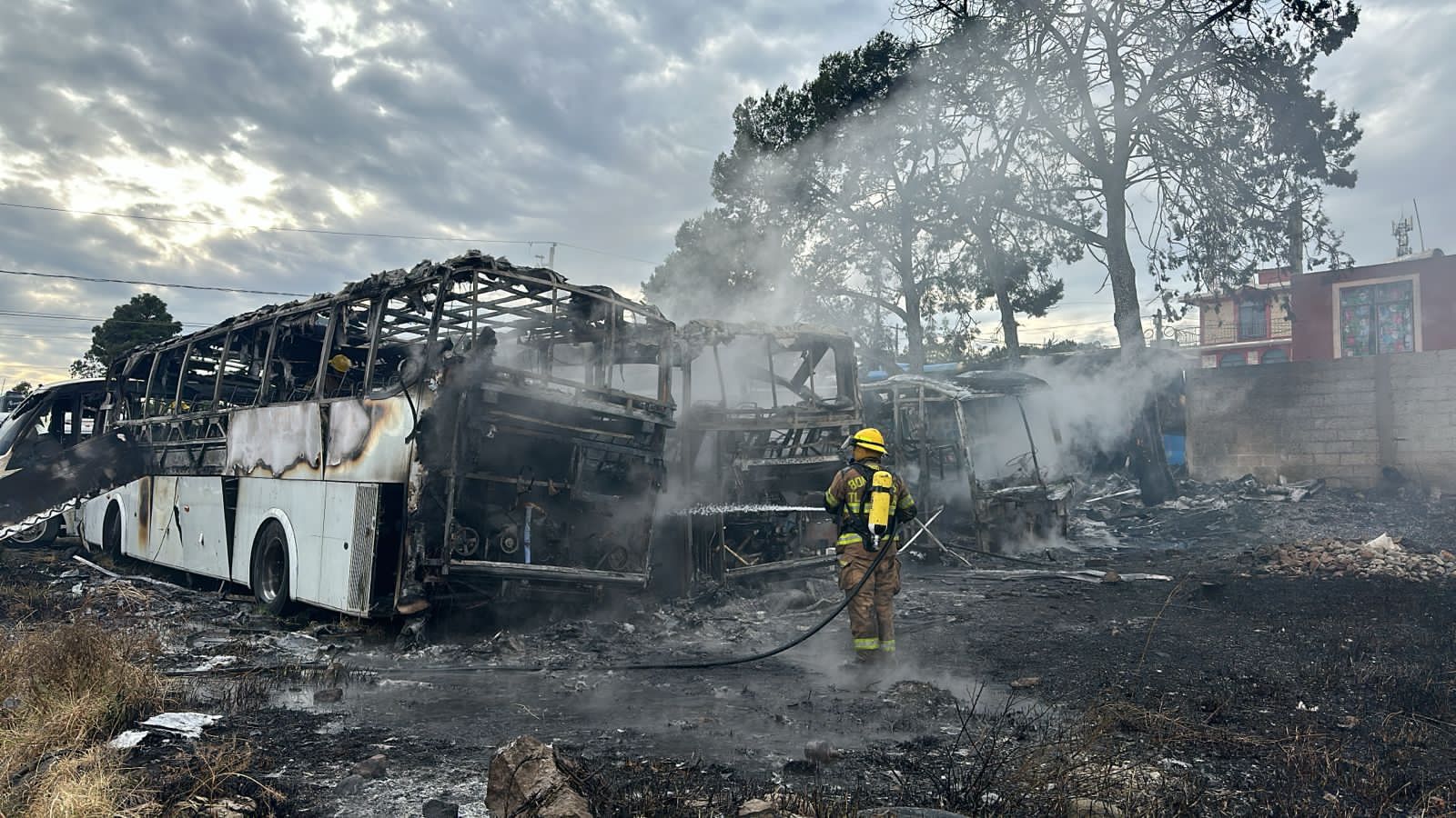 Fuego consume unidades de ATAH; no hubo personas lesionadas 