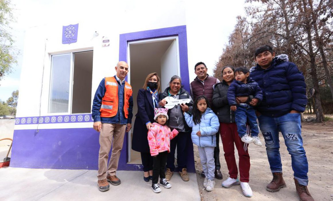 Entrega Lorena Cuéllar 19 acciones de vivienda en Santa Cruz Tlaxcala