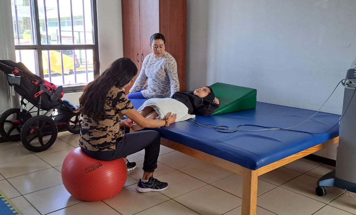 Rehabilitación mejoró la calidad de vida de mi hijo: Griselda de Gaona