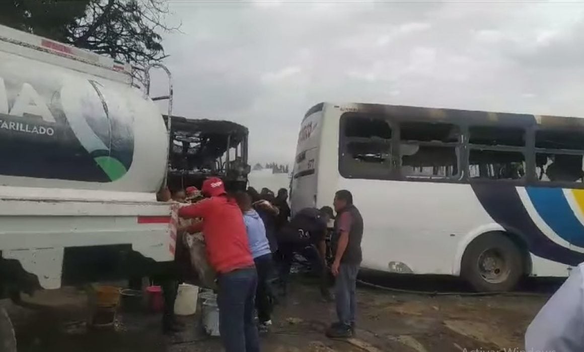 Se incendia taller mecánico con 5 autobuses en Apizaco