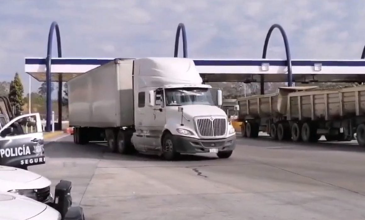Toman pobladores de Ixtacuixtla autopista Arco Norte, en Texmelucan