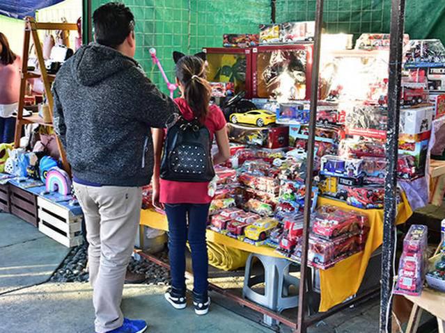 Vendedores aconsejan a reyes magos adquirir con anticipación juguetes para los niños en Tlaxcala