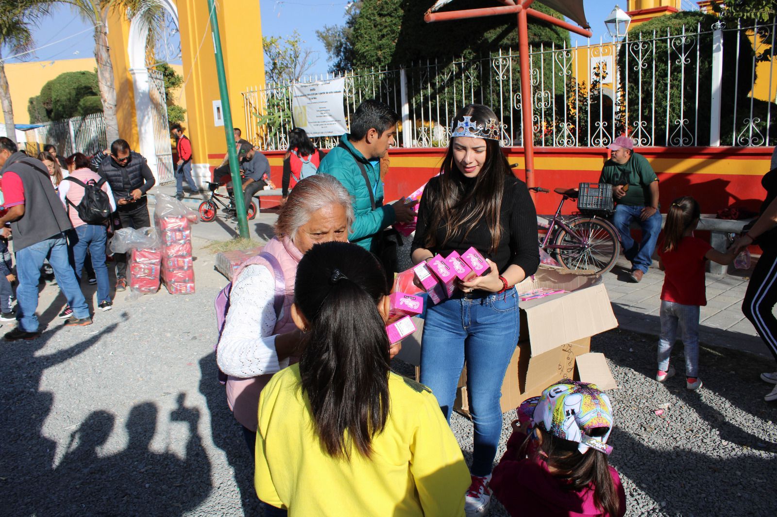 La magia de los reyes llega a Cholula: DIF municipal entrega juguetes en las 13 juntas auxiliares