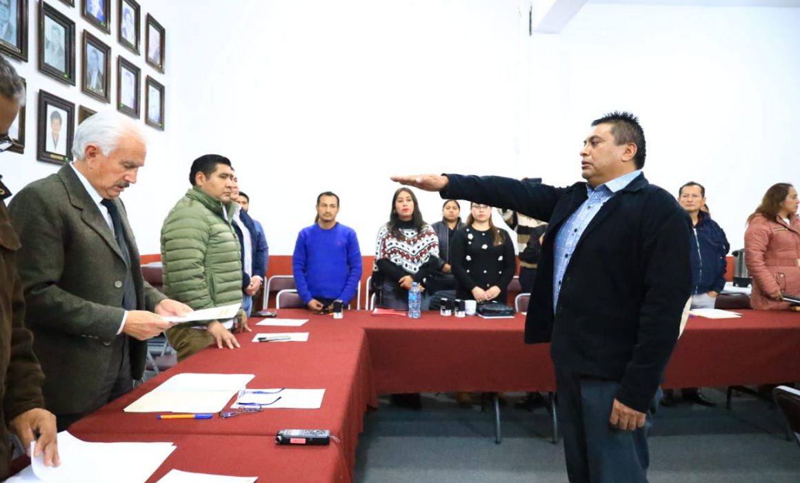 Rinden protesta 2 presidentes de comunidad en Cabildo de Chiautempan