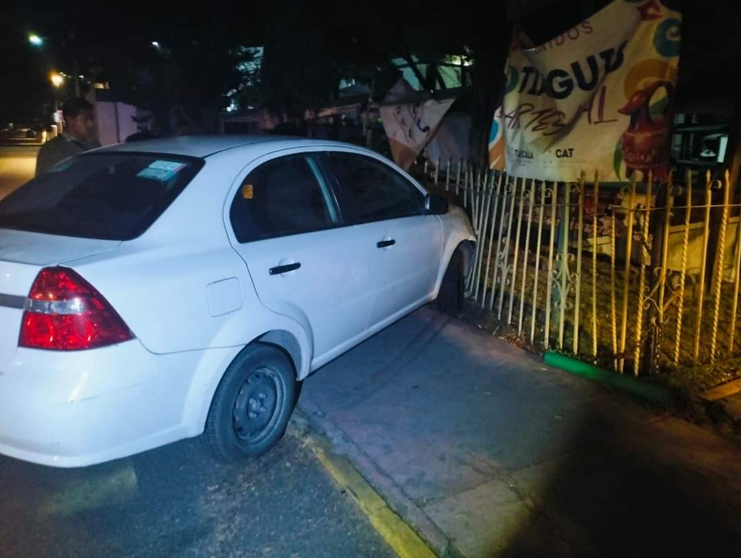 Ex diputado local sufre percance en vehículo oficial del ICATLAX