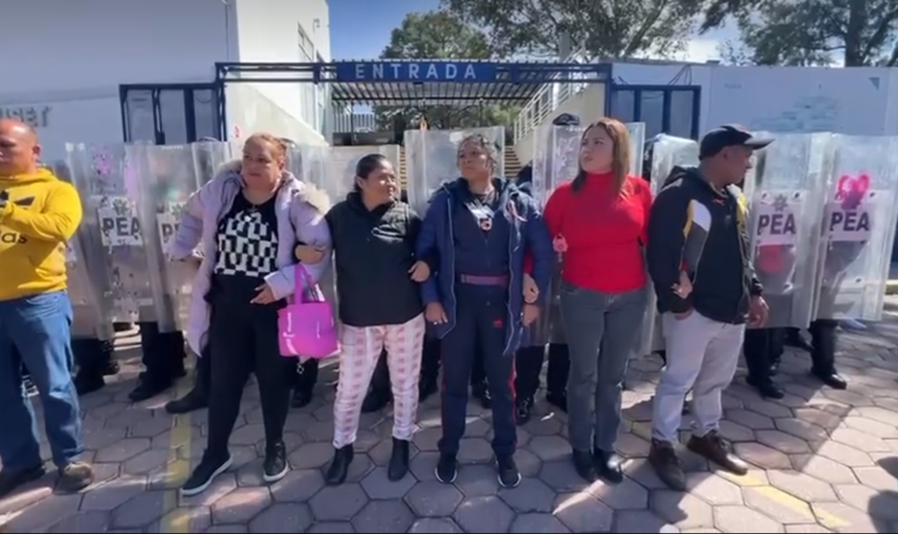 Mantienen sindicalizados bloqueo en USET, Homero Meneses se defiende con granaderos