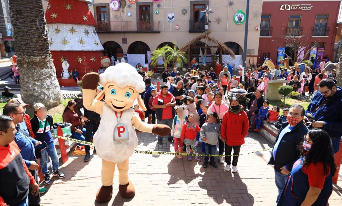 Presidenta del DIF municipal y Grupo Providencia entregan juguetes en Chiautempan