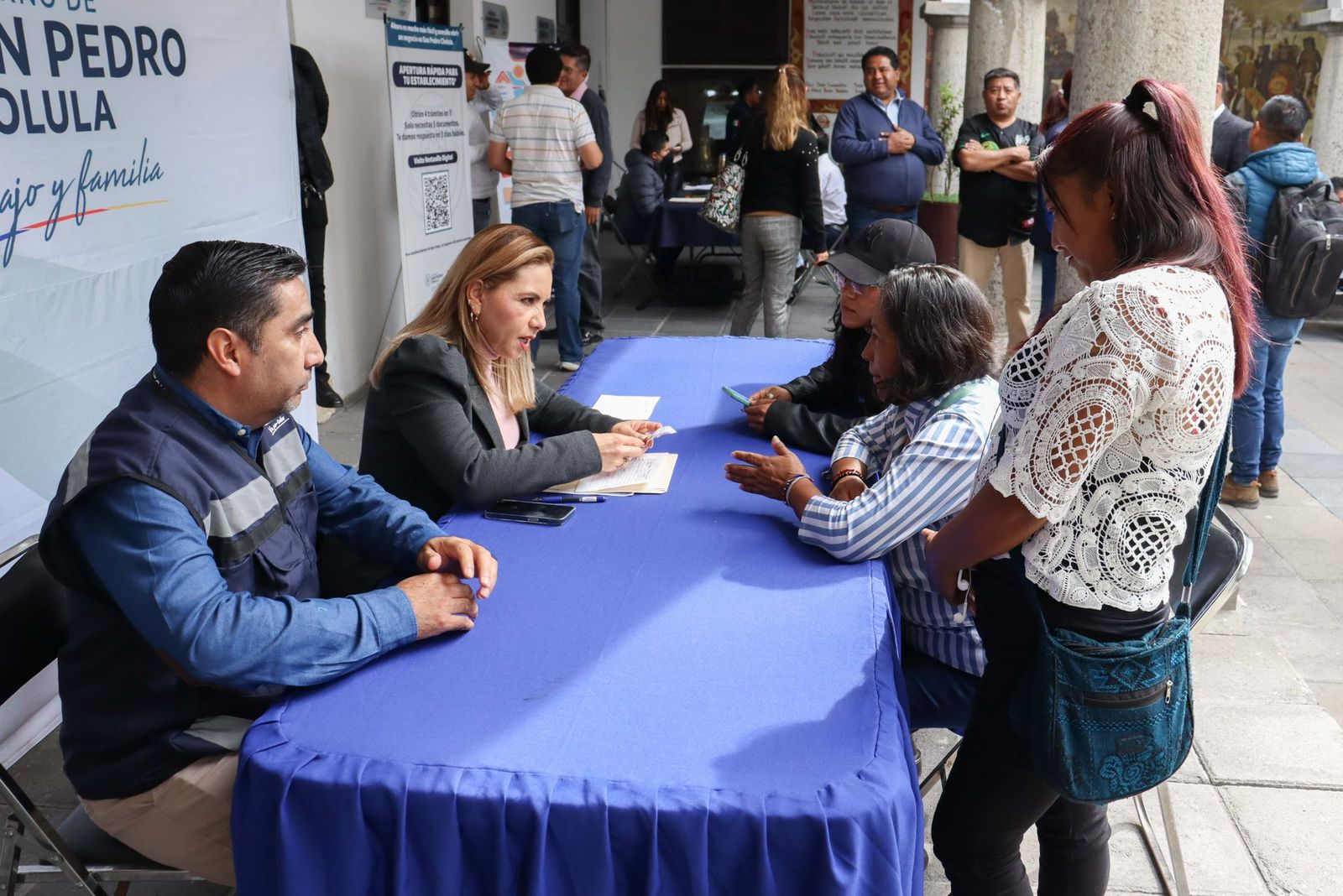 Paola Angon entrega 30 licencias más a comercios que aprovechan el 85% de descuento al regularizarse