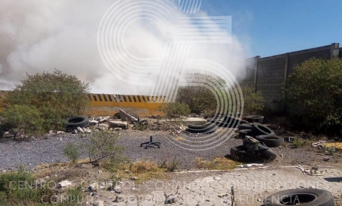 Bomberos de Tlaxcala sofocan incendio en exgasera de Altzayanca