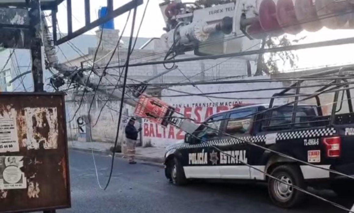 Choca patrulla de la SSC contra poste y deja sin luz a habitantes de Tizatlán
