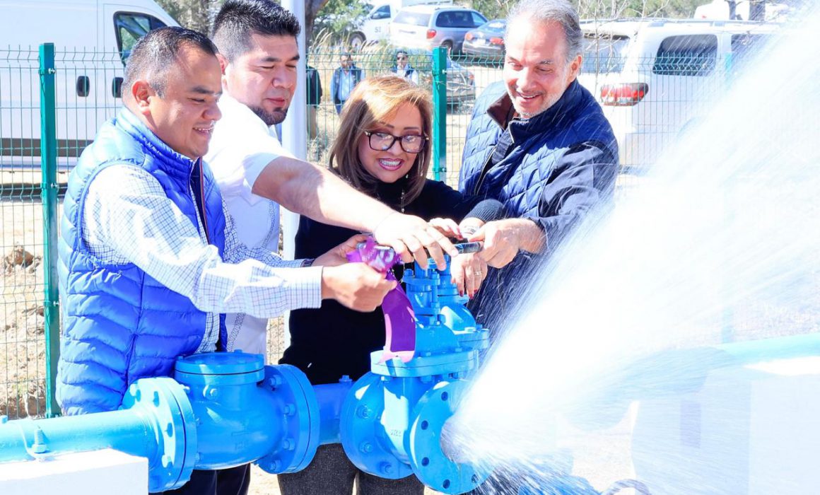 Entrega Lorena Cuéllar equipamiento del pozo de agua en Apetatitlán