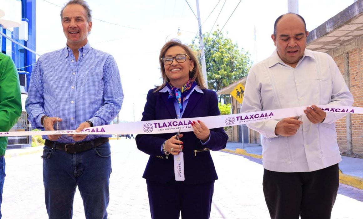 Entrega Lorena Cuéllar primera etapa de pavimento en vialidad de Xaloztoc