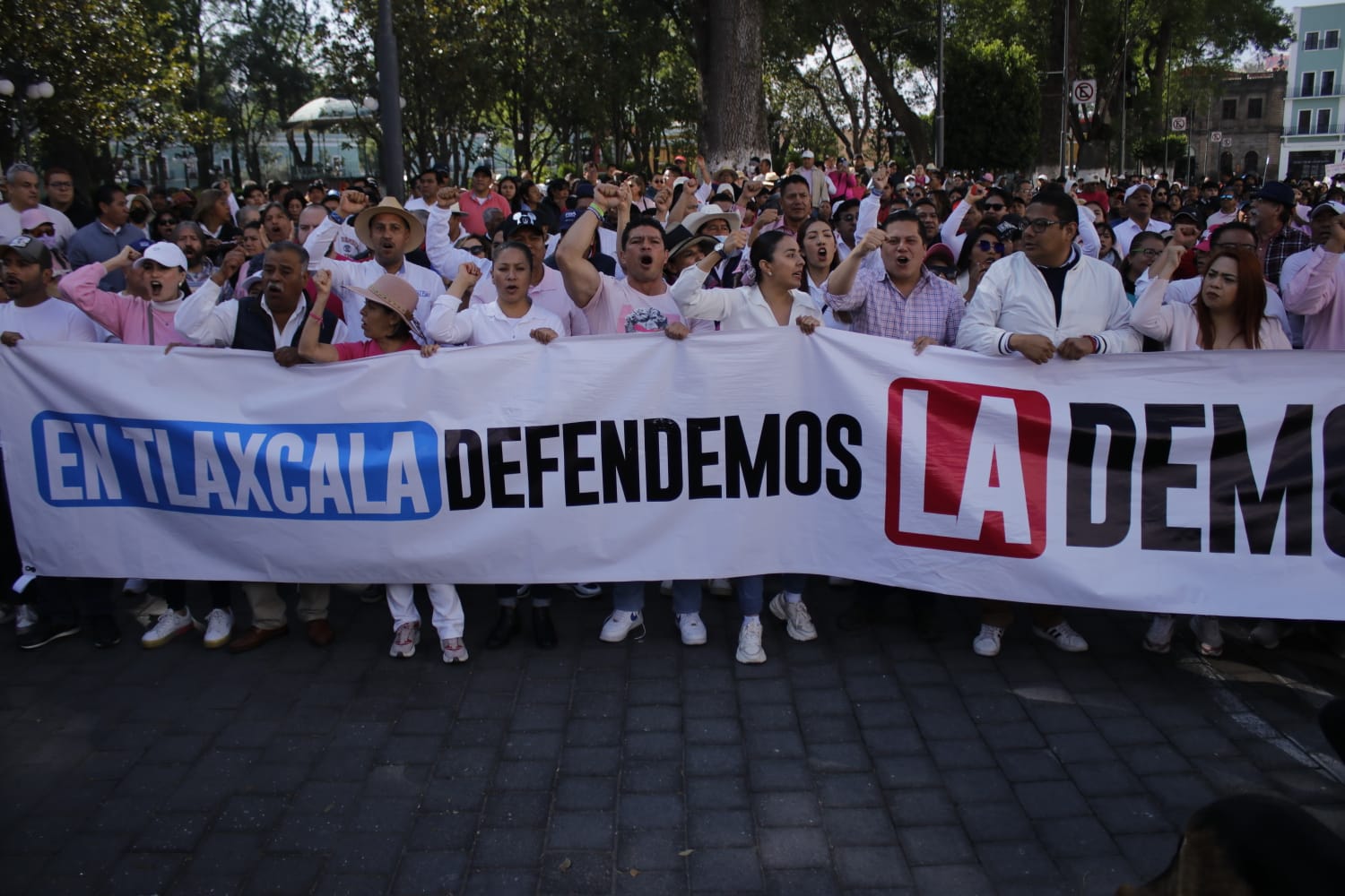 Ciudadanos se movilizan por la democracia en Tlaxcala