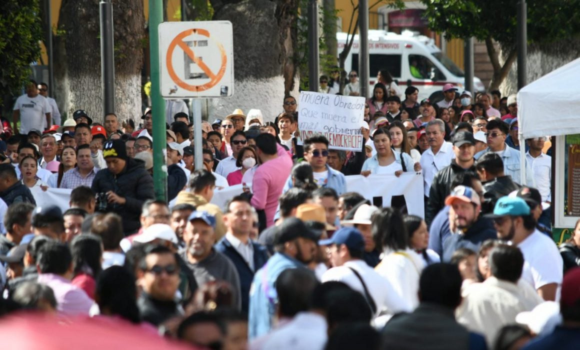 Llega Marcha X la Democracia a evento oficial de AMLO en Tlaxcala