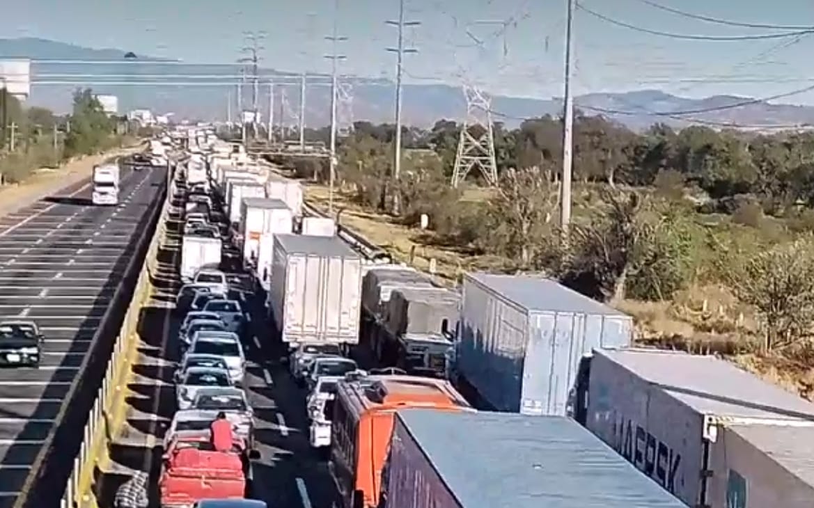 Continúa bloqueo en la Arco Norte por campesinos que exigen pago por sus tierras