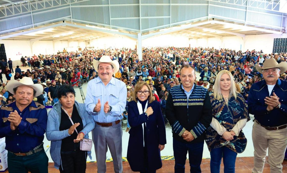 Entrega Lorena Cuéllar apoyos de seguro agrícola a campesinos