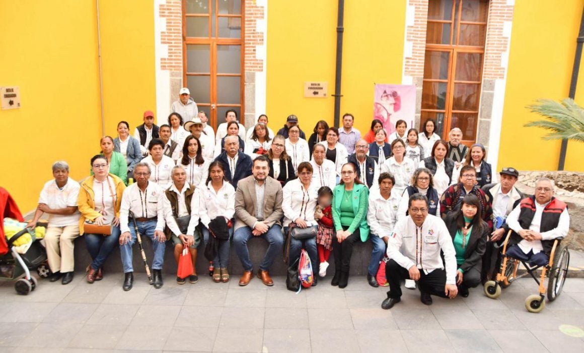 Firma Santos Cedillo y artesanos convenio de comodato de pabellón