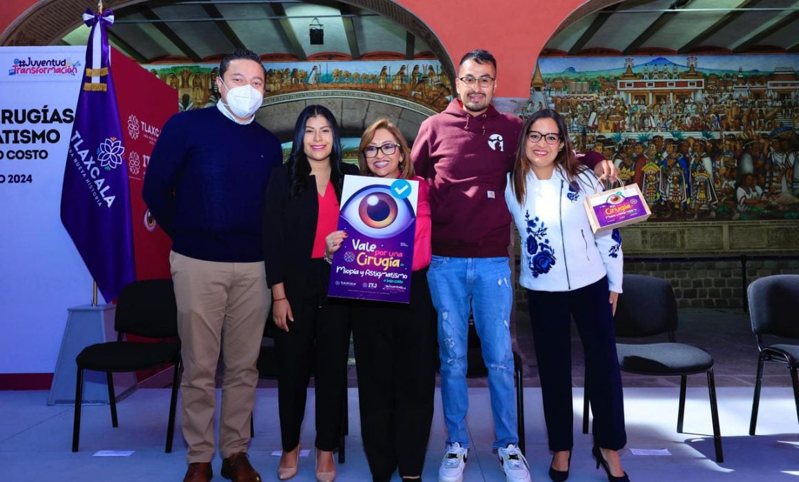 Entrega Lorena Cuéllar vales y kits para cirugía de miopía y astigmatismo