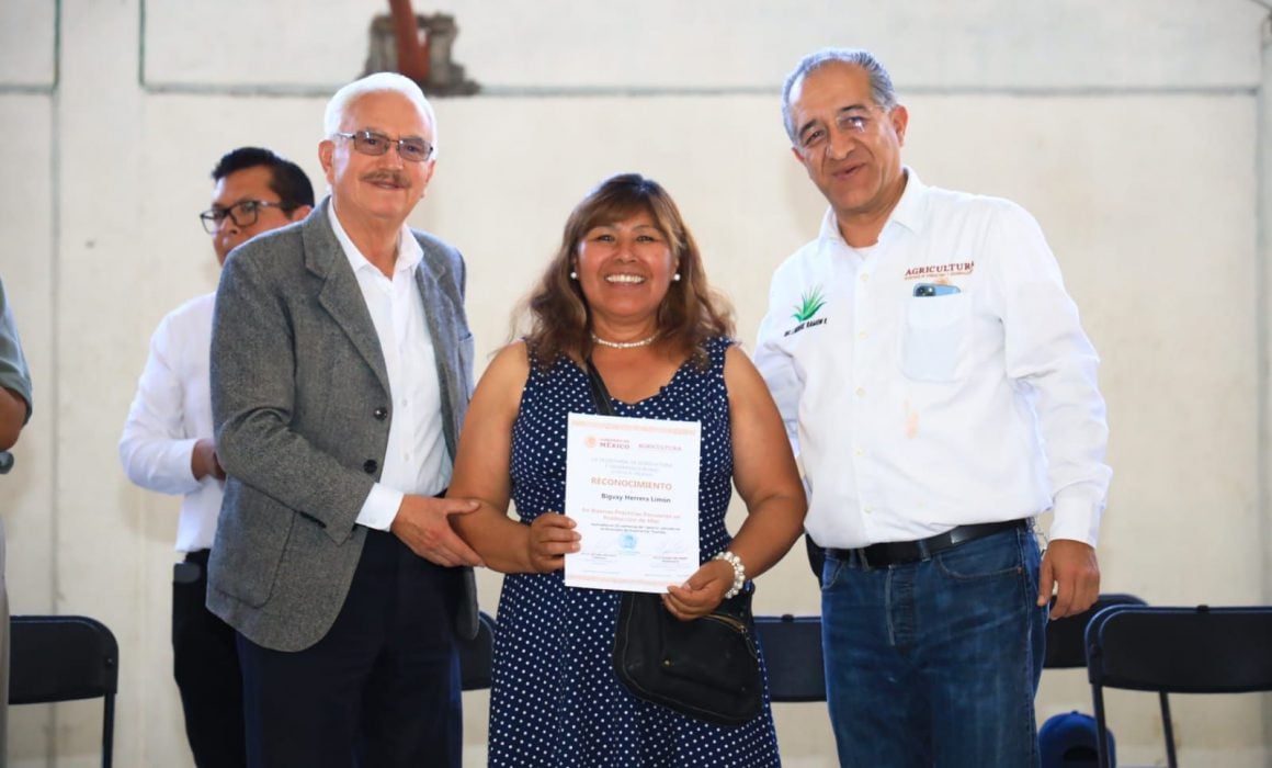 Entrega Comité estatal de protección pecuaria certificados en Chiautempan