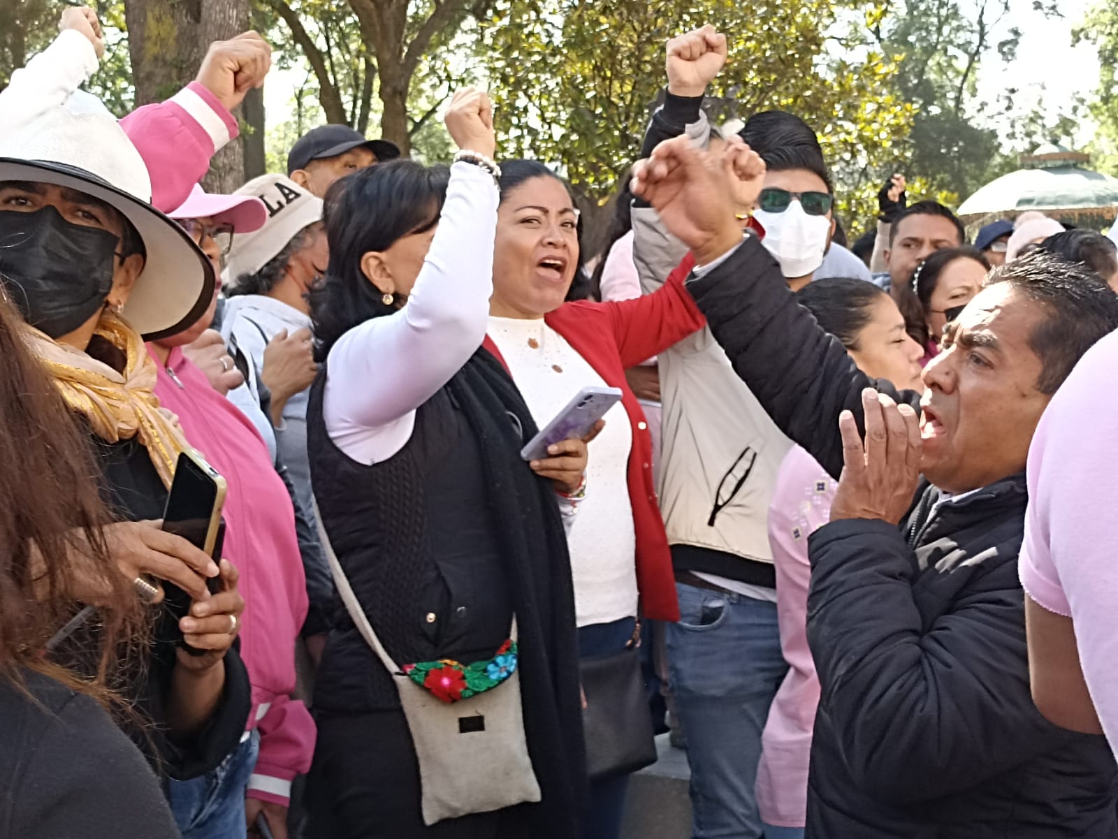 Reclaman tlaxcaltecas pendientes a AMLO en su visita a Tlaxcala