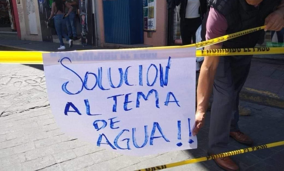 Vecinos de Chiautempan cierran calle en protesta por falta de agua