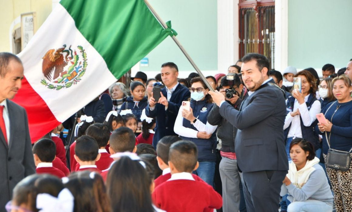 Importante fomentar amor y respeto a los símbolos patrios: Salvador Santos