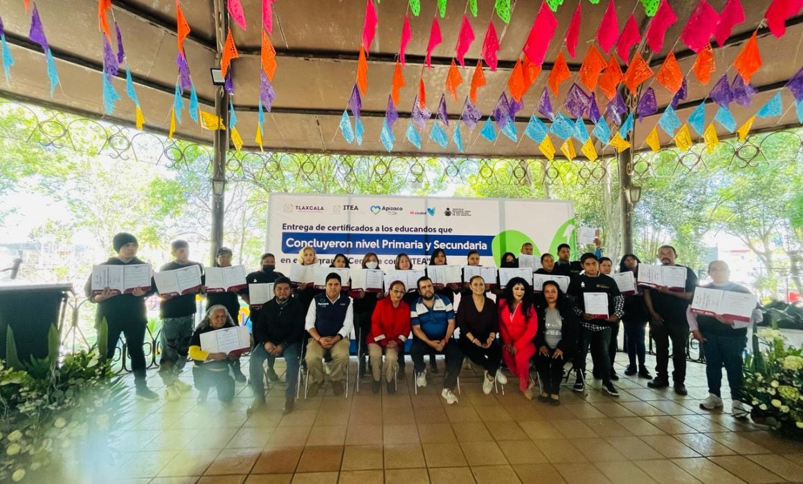 Entrega ITEA certificados de primaria y secundaria en Apizaco