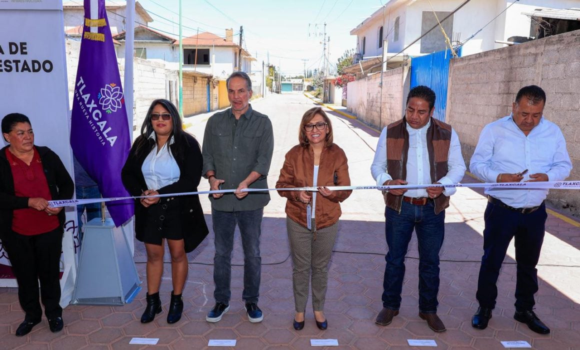 Entrega Lorena Cuéllar obras en Xiloxoxtla y Tlalelulco