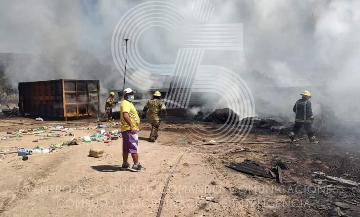 Bomberos actúan rápidamente para sofocar incendio en recicladora en Panotla