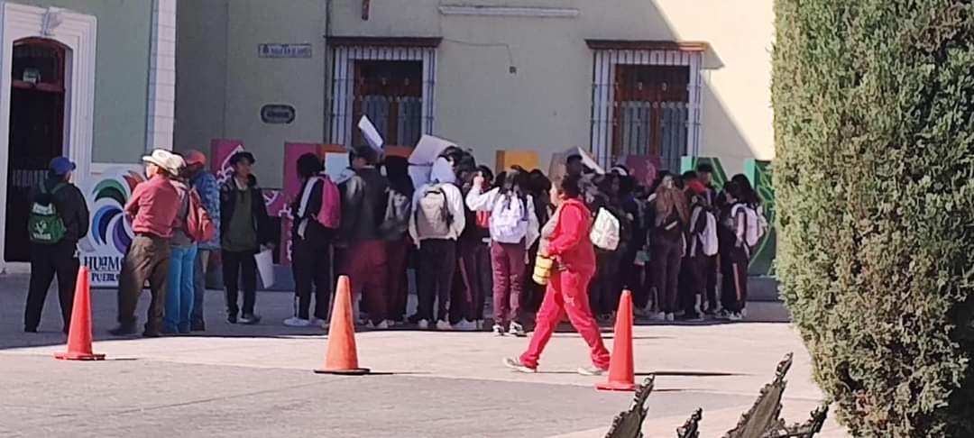 Alumnos de EMSAD reclaman promesas vacías a edil de Huamantla