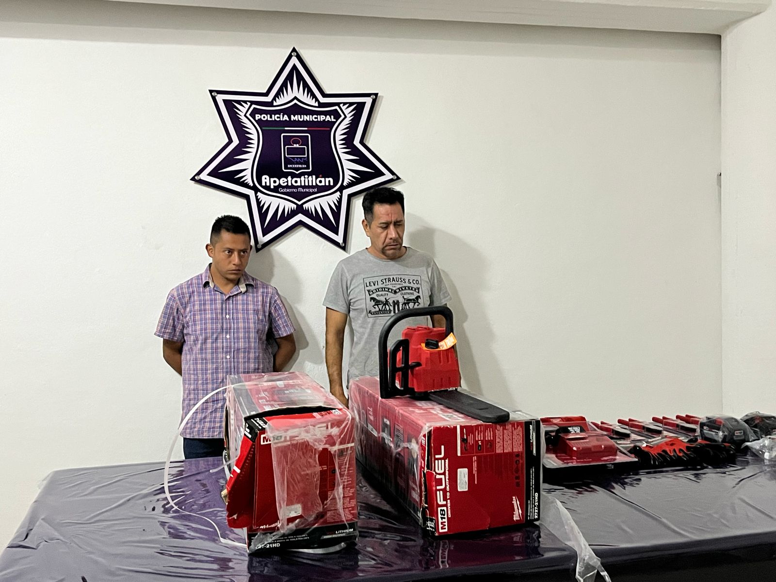 Detenidos dos hombres por intento de robo en tienda de Apetatitlán