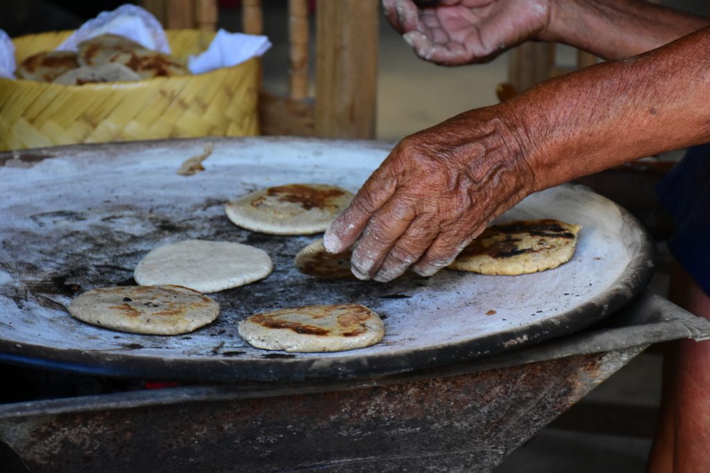 Fortalece Yara Muñoz Castillo estudio del pan de maíz tlaxcalteca