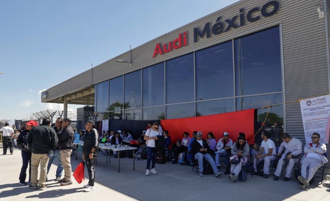 Ofrecen aumento salarial del 7% a trabajadores de Audi para declarar fin de la huelga