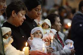 Bendicen decenas de tlaxcaltecas a sus Niños Dios en Día de la Candelaria