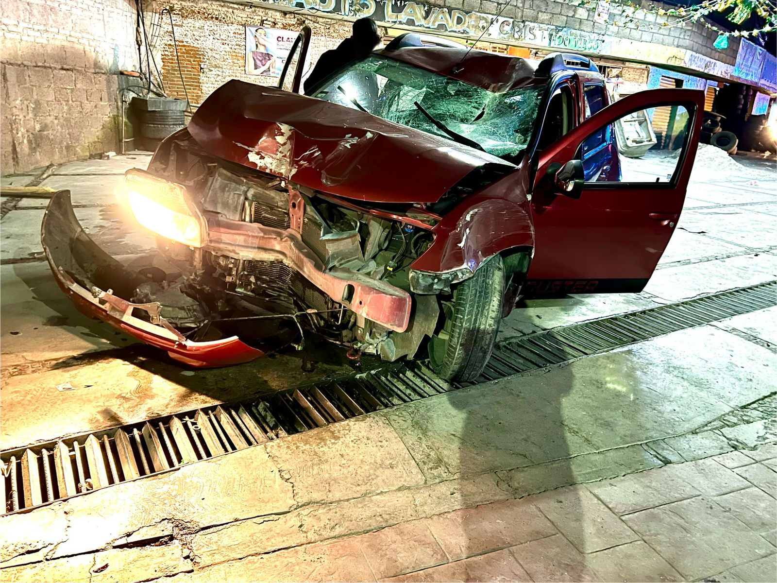 Tras accidente se incendia vehículo en Tenancingo 