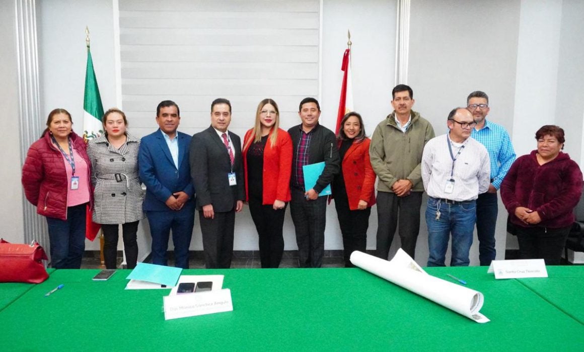 Entrega Mónica Sánchez cartografía a Teacalco, Cuaxomulco y Santa Cruz