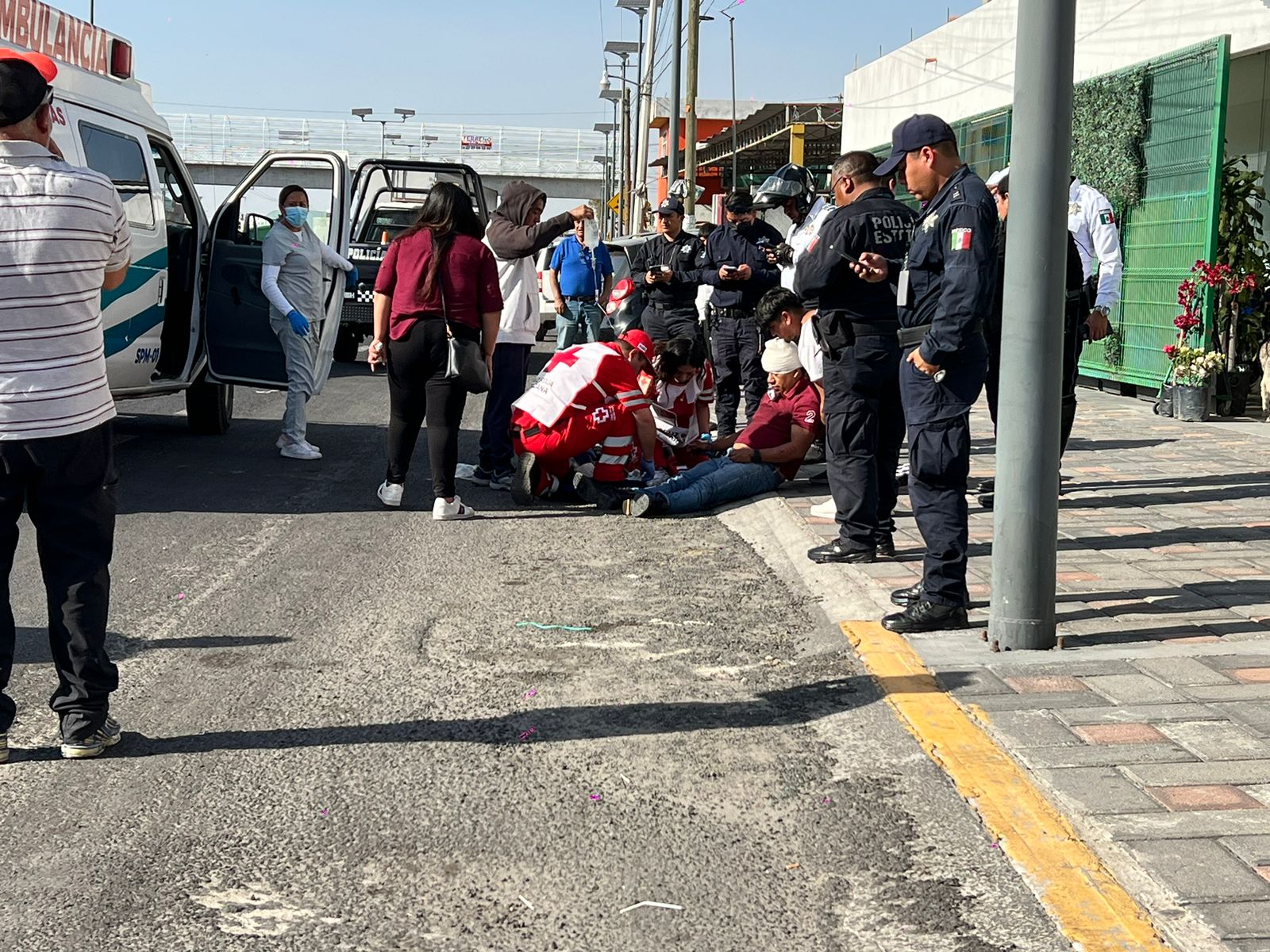 Atropellan a hombre sobre la Vía Corta, y lo abandonan