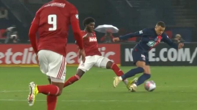 Fuerte entrada contra Mbappé