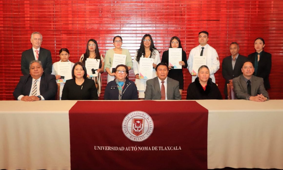 Obtienen estudiantes de la UATX premio CENEVAL al desempeño de excelencia