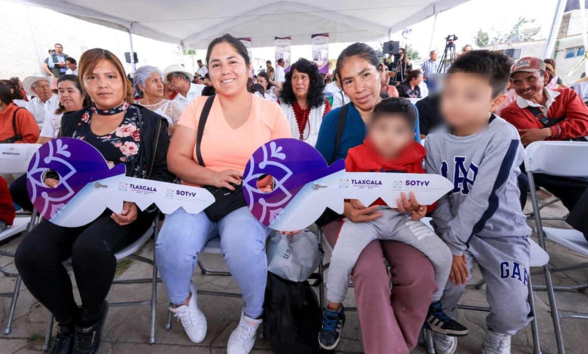 Entrega de viviendas se transforman historias de vida en Tlaxcala: LCC
